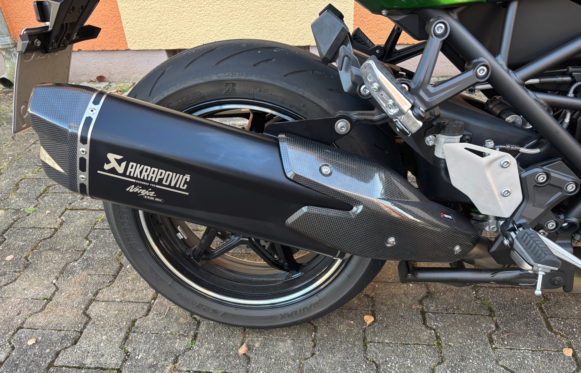 Kawasaki H2 SX SE - Installing Akrapovič Exhaust