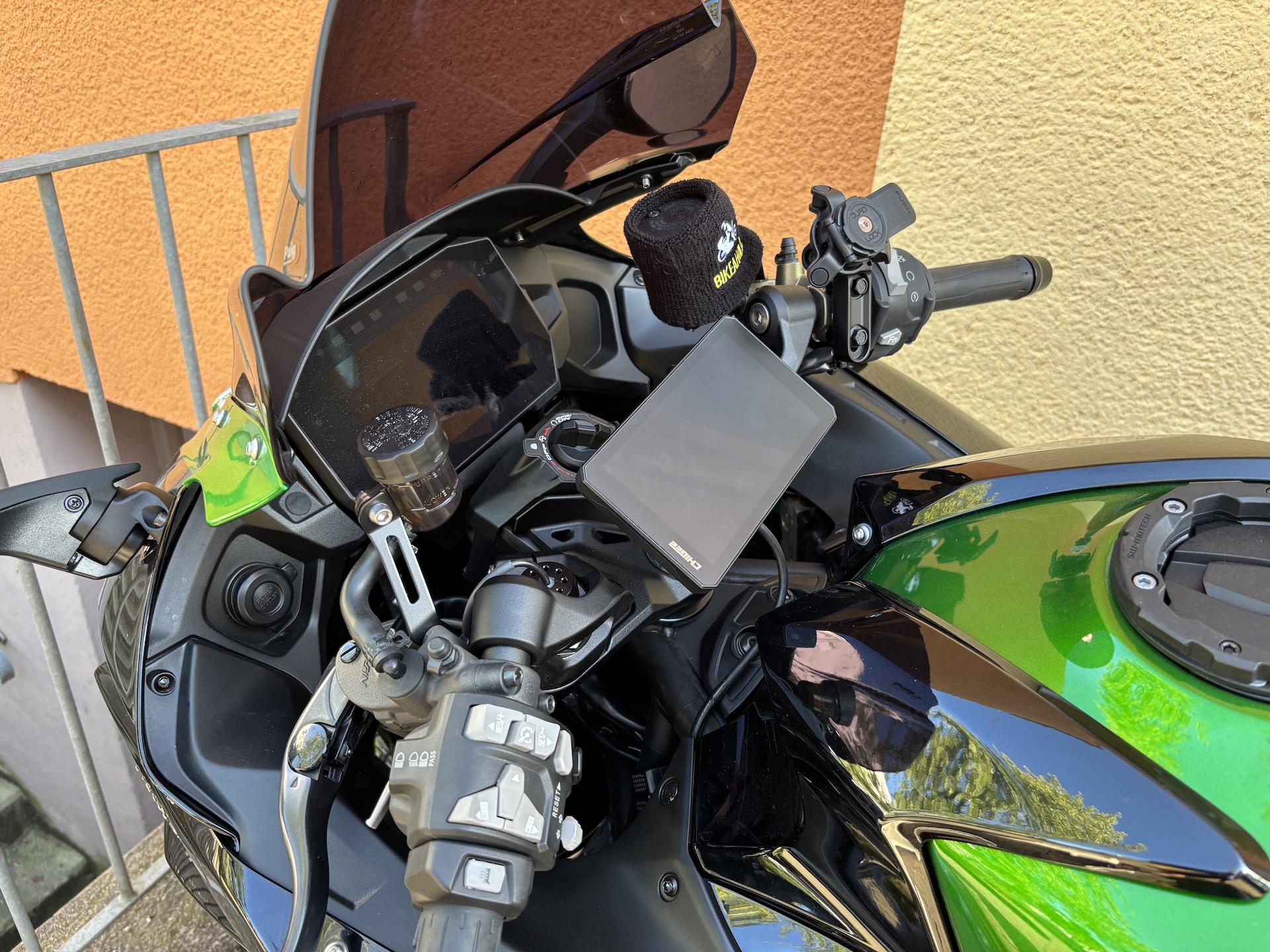 Chigee AIO-6 Max With Quick-Release Module Install on Kawasaki H2 SX SE