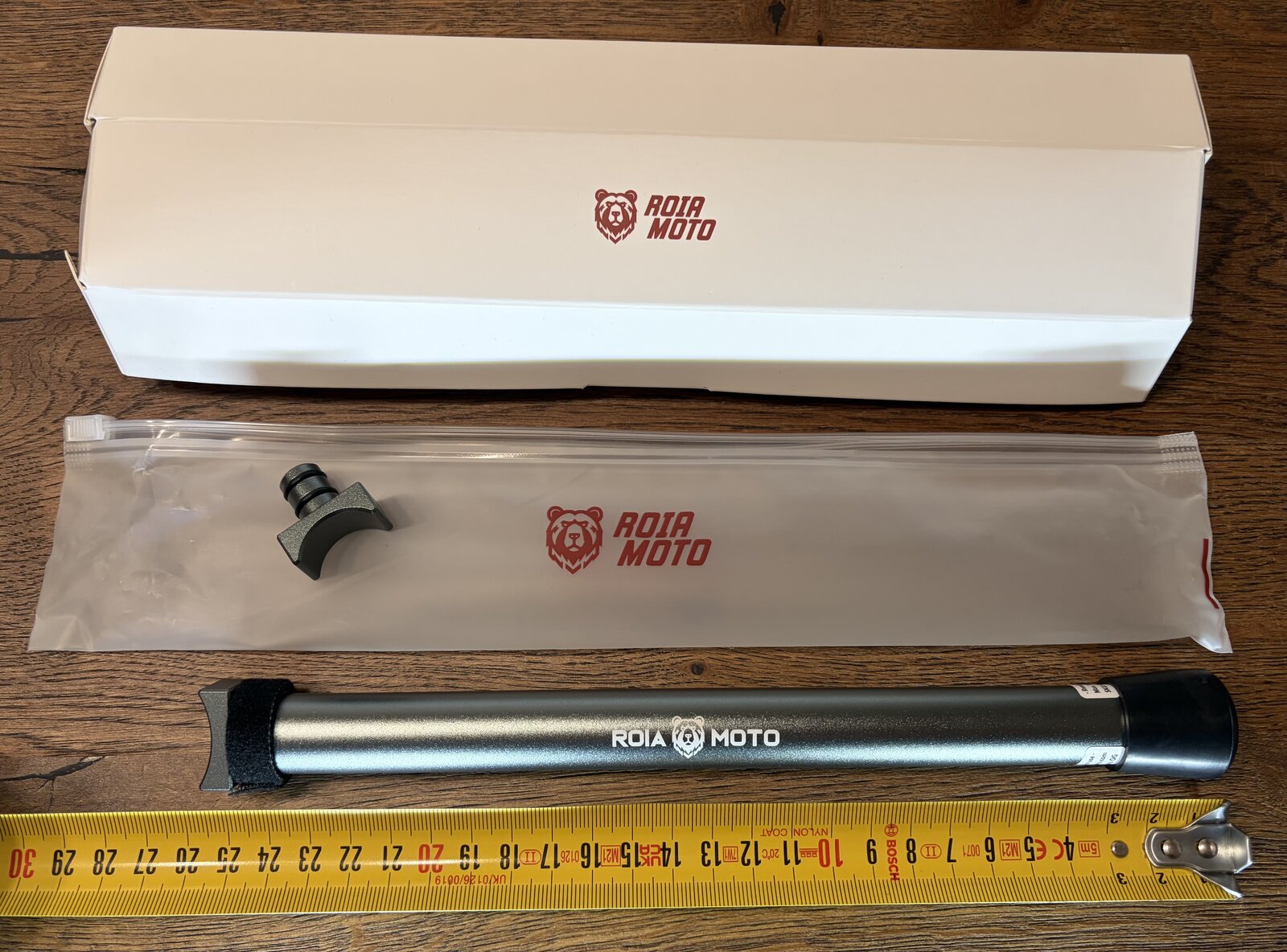 Roia Moto Trail Jack with its packaging, storage pouch, and a tape measure