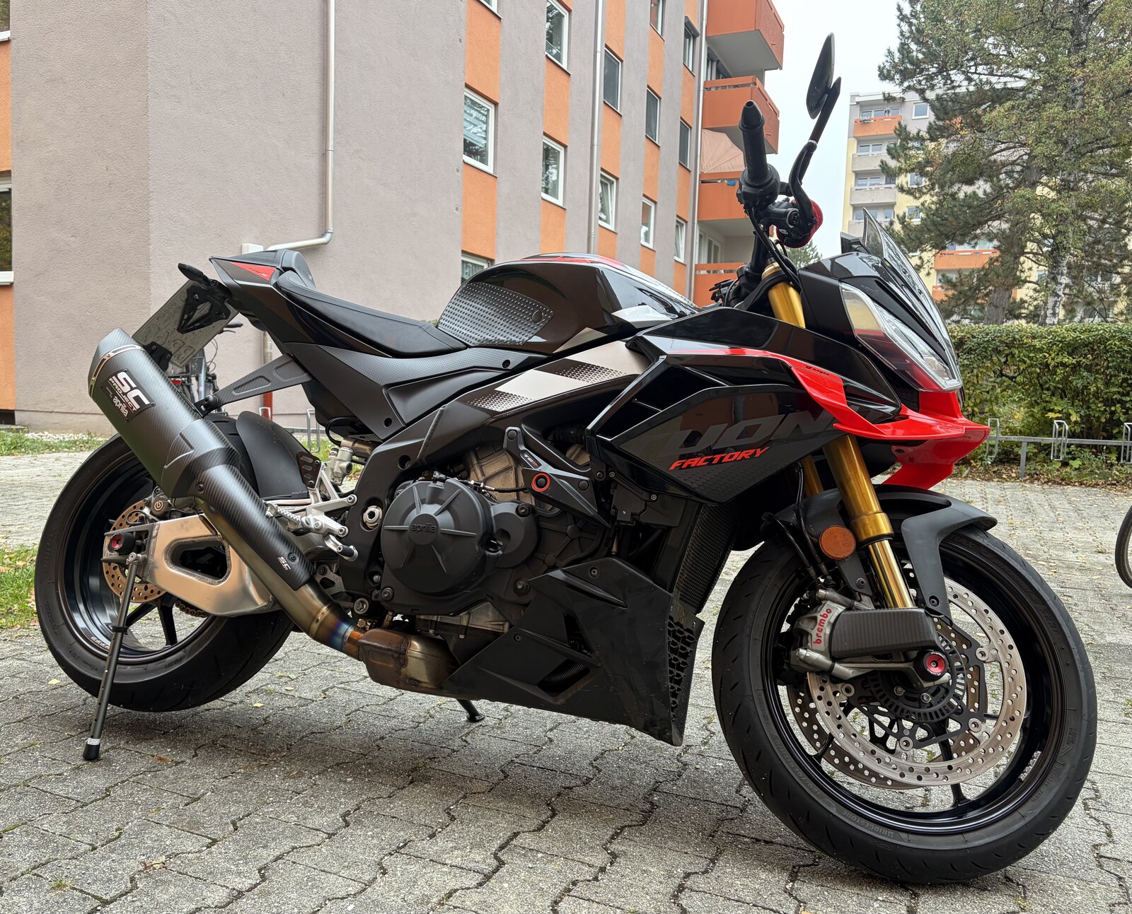 Aprilia Tuono V4 Factory 1100 supported by the Roia Moto Trail Jack beneath the swingarm
