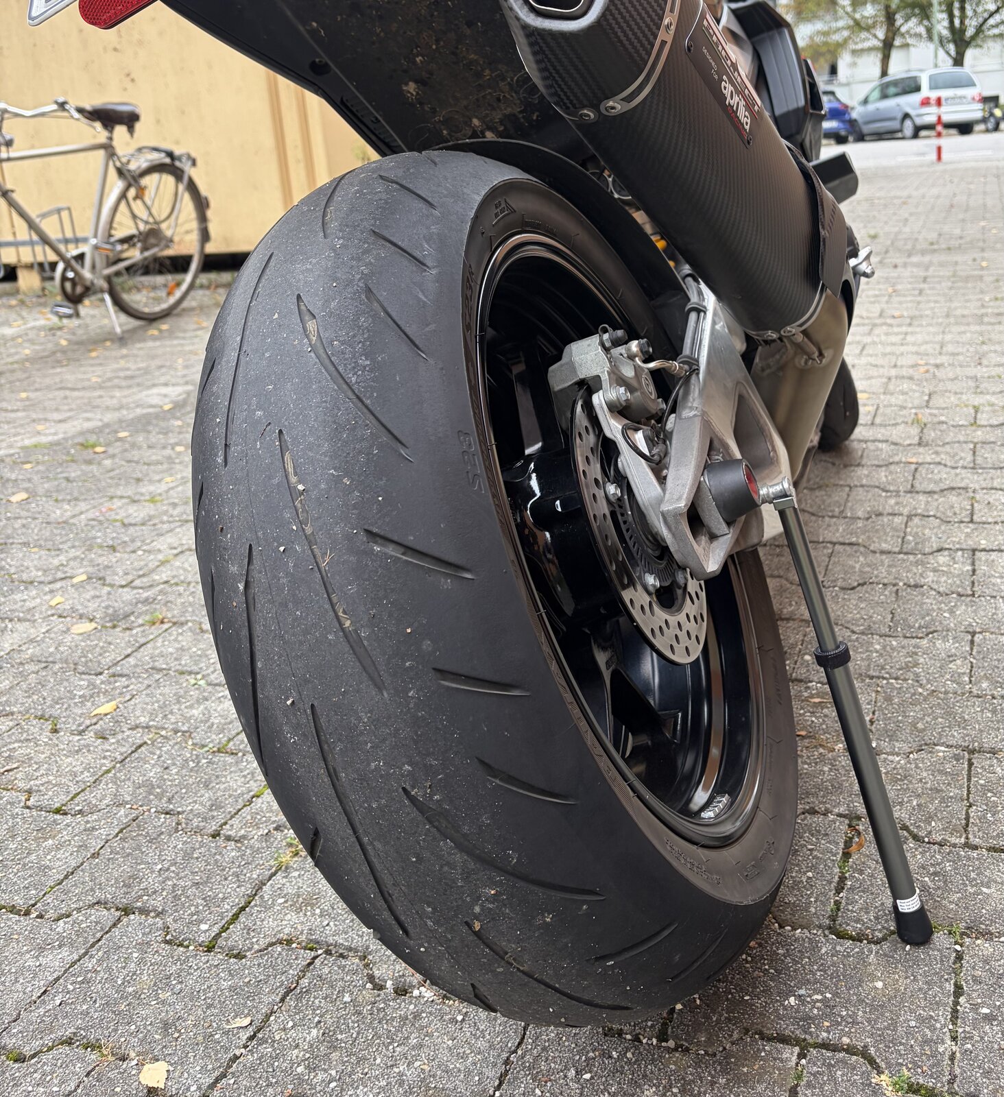 Rear view of the Aprilia Tuono V4 Factory 1100’s tyre and the Roia Moto Trail Jack in use