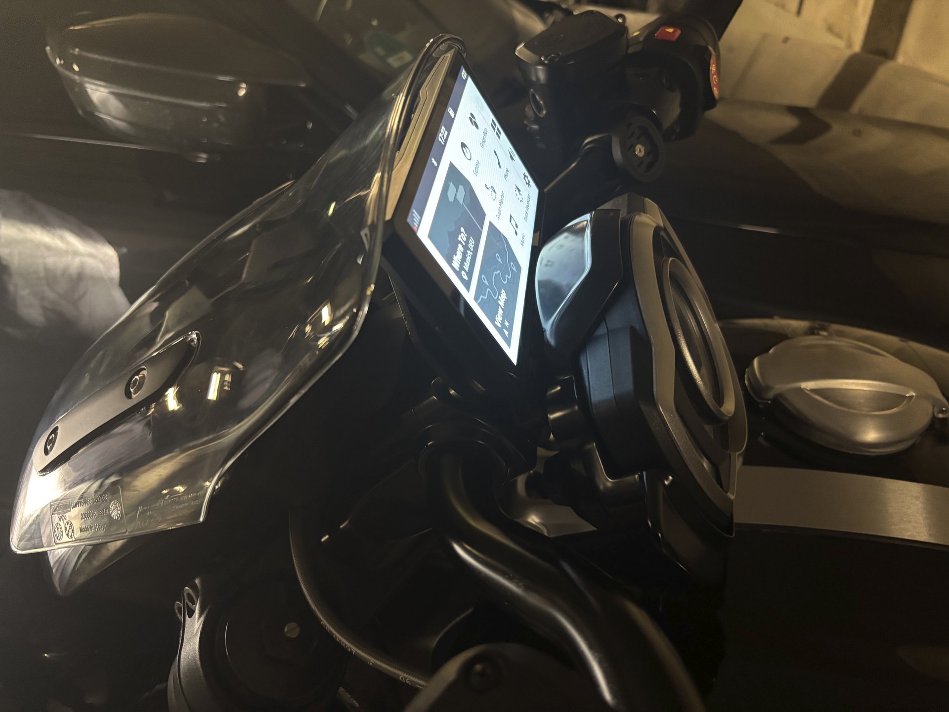 Triumph Rocket 3 - Installing Garmin zūmo XT/XT2 holder