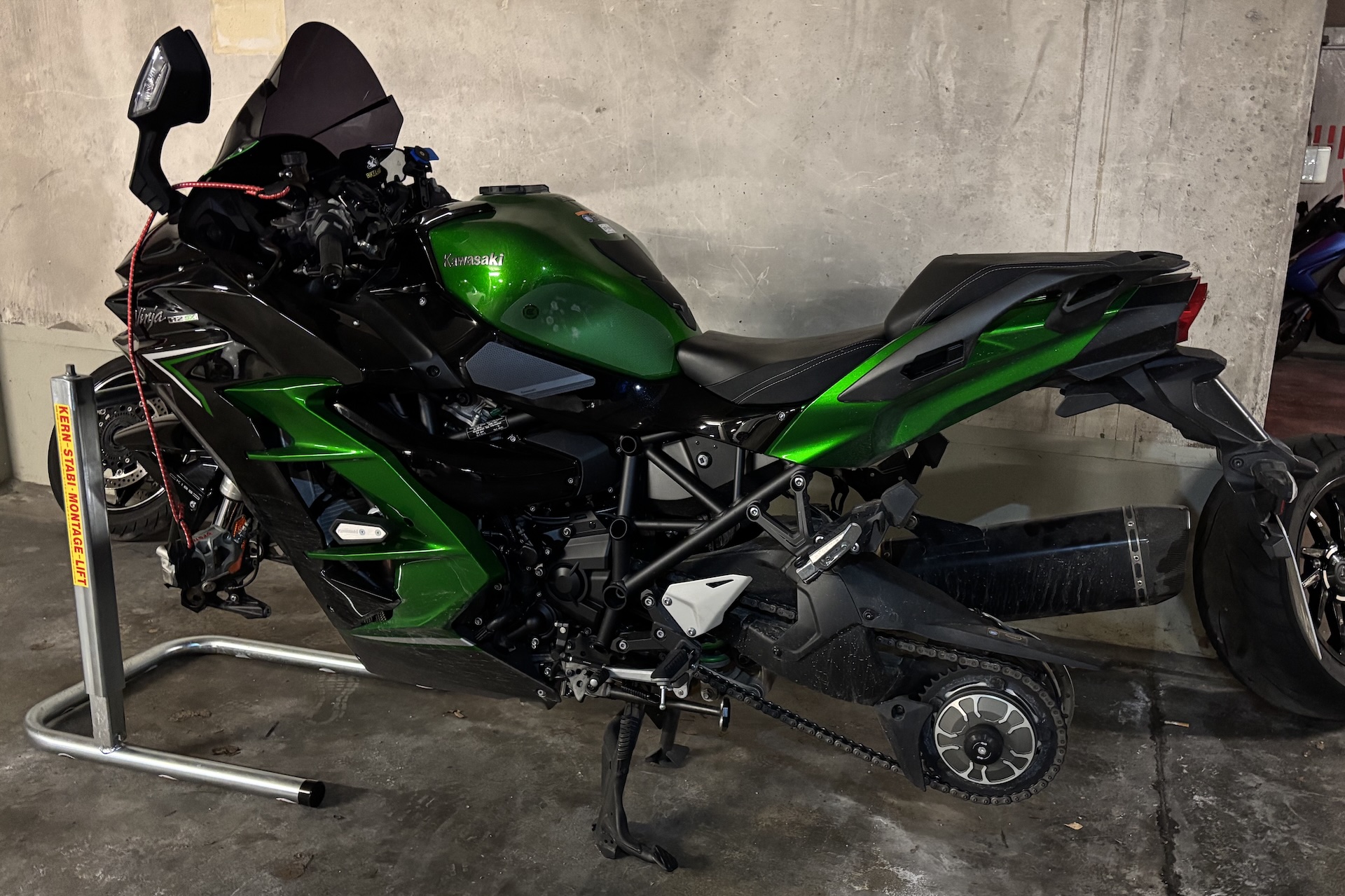 Tire Replacement on Triumph Rocket 3 Storm R and Kawasaki H2 SX SE: Practical Experience with EazyRizer and Kern-Stabi Stands